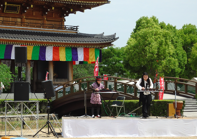 南大門で奉納演奏